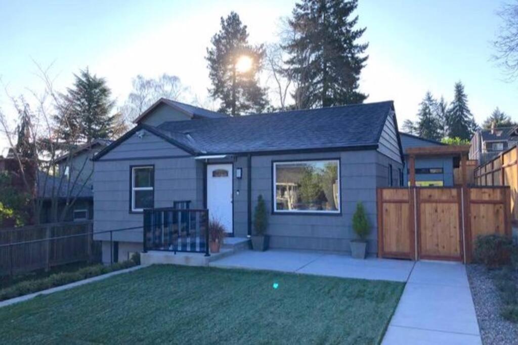 Cozy Crown Hill Carkeek Cottage W/3 Beds, Full Kitchen & Backyard In North ซีแอตเทิล ภายนอก รูปภาพ